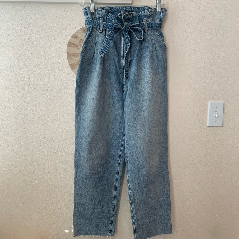 Abercrombie & Fitch Ultra High Rise Mom Jeans Paper Bag Raw Hem Light Size 28 6R